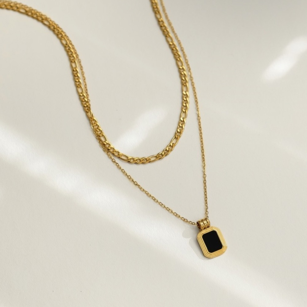 Ridge Rectangle Onyx Chain Necklace | 18K Gold Plated Stainless Steel - Picture 4 of 5